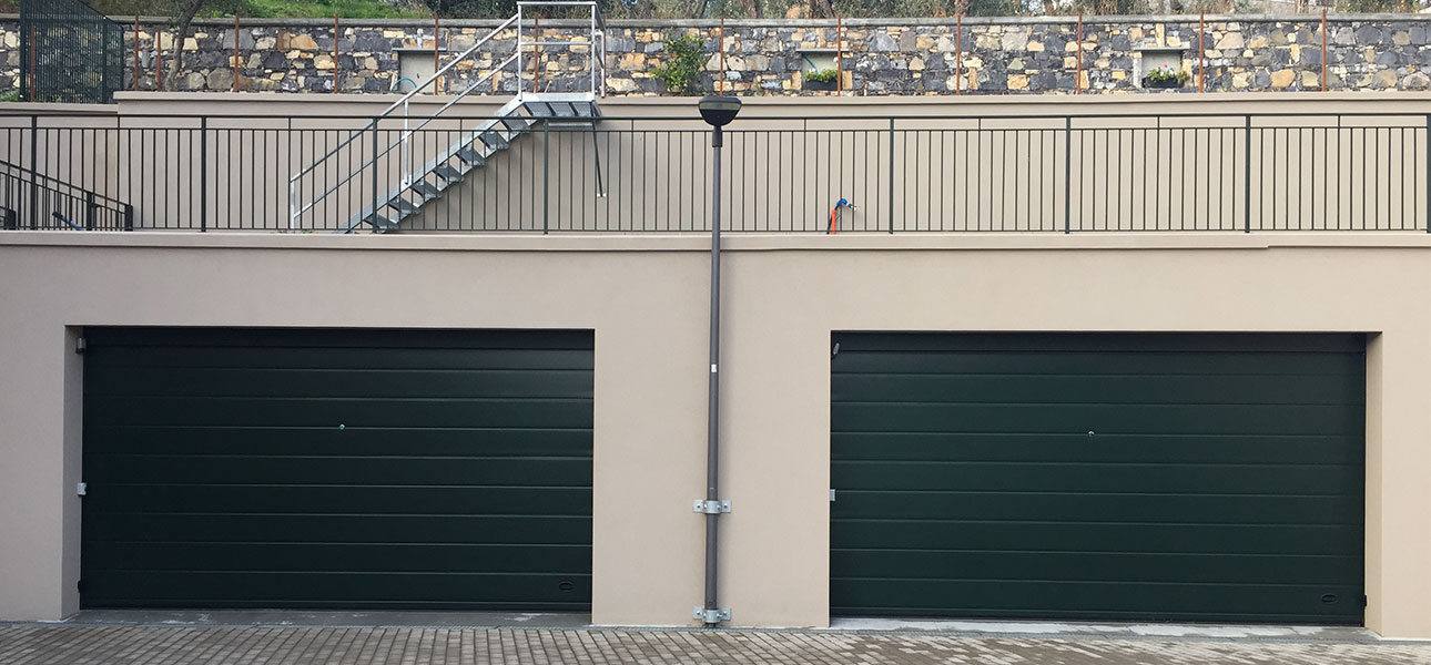 portoni sezionali residenziali per garage verde