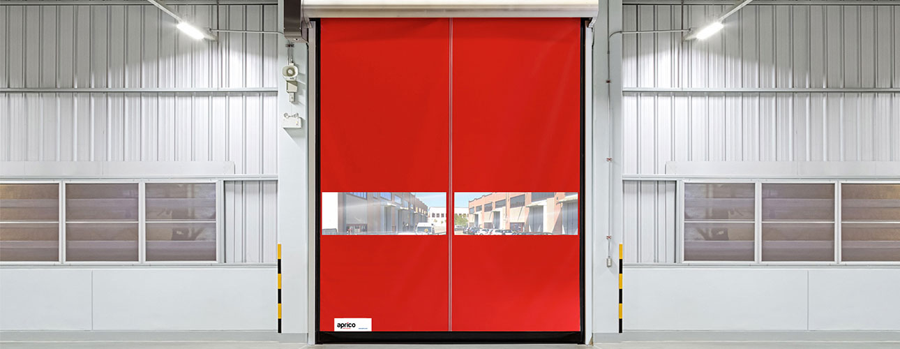 porta rapida industriale rossa con finestrature