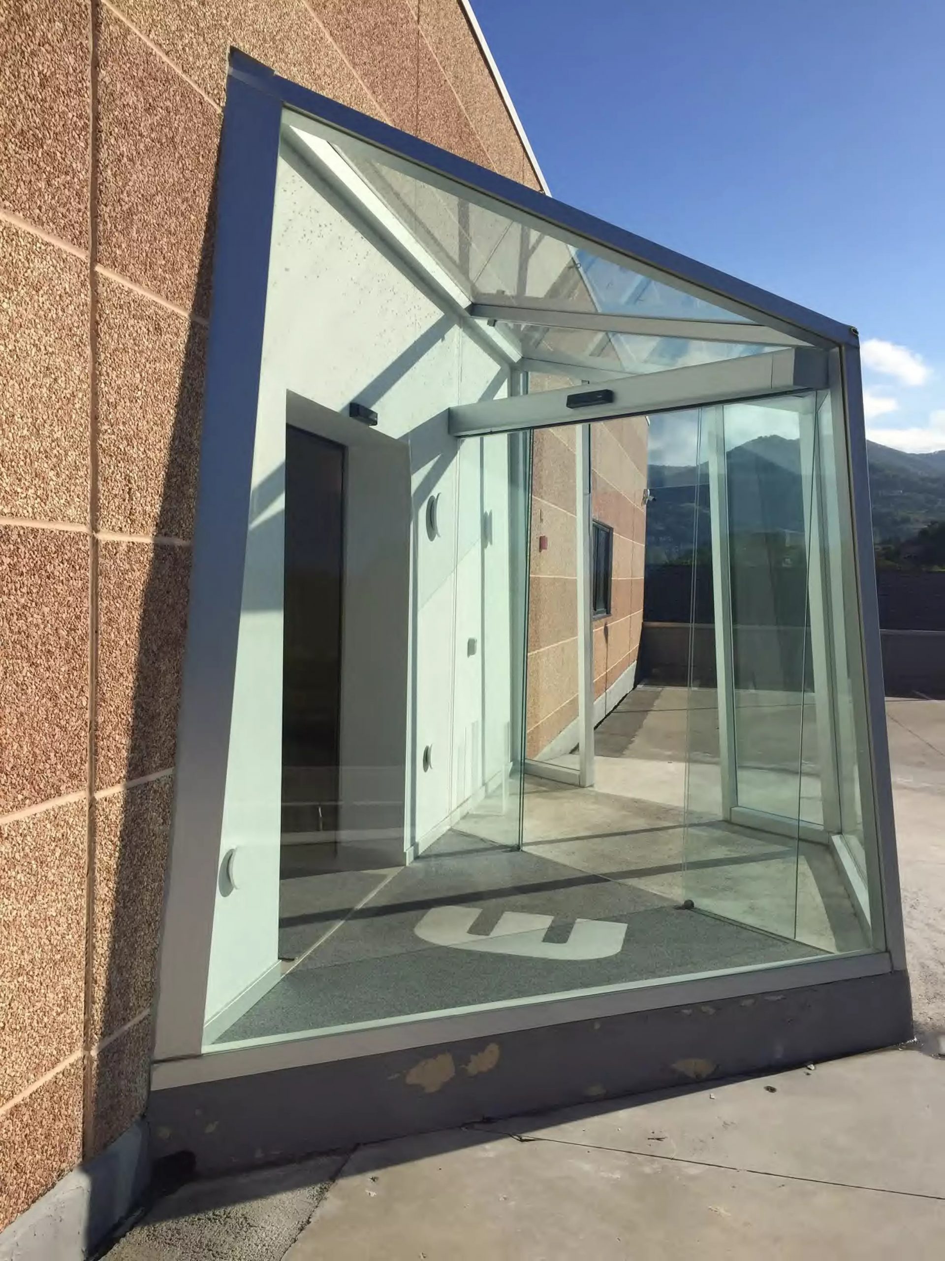 bussola d'ingresso automatica con vetri a trapezio