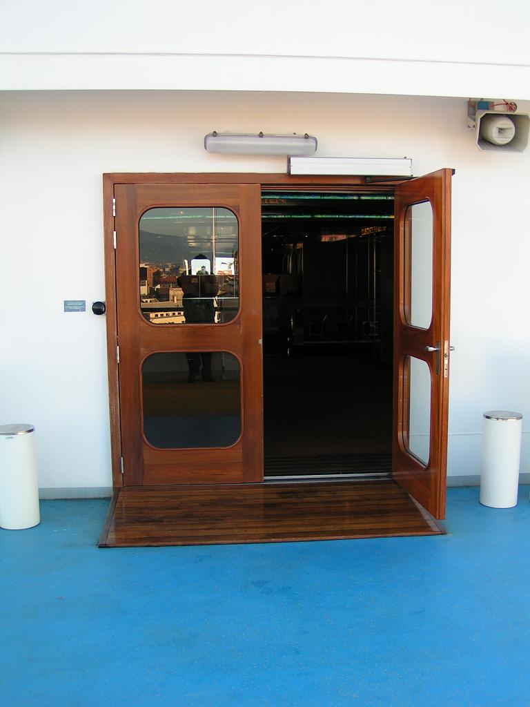 porta automatica cantiere navale in legno