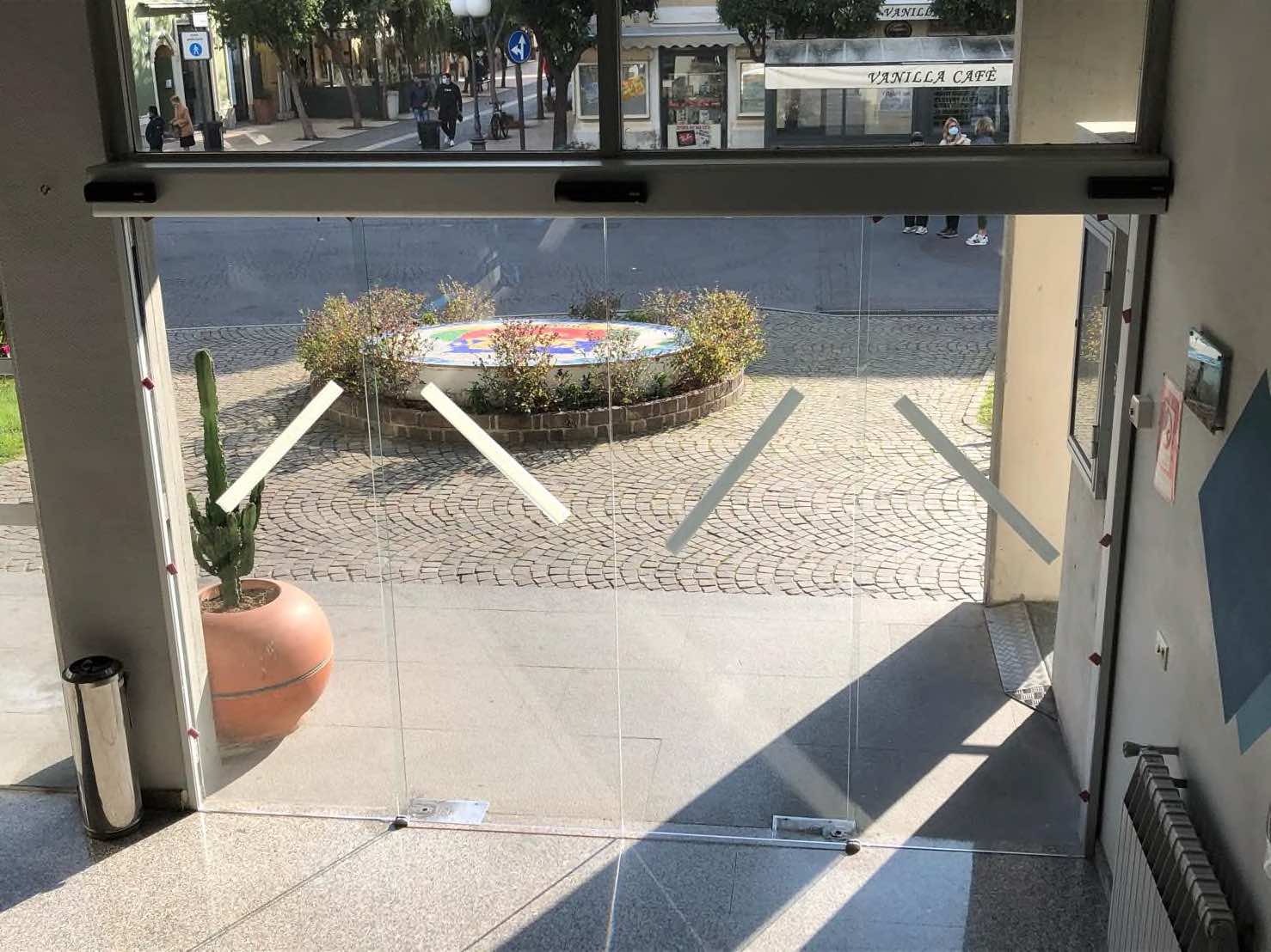 porta automatica scorrevole in vetro hotel