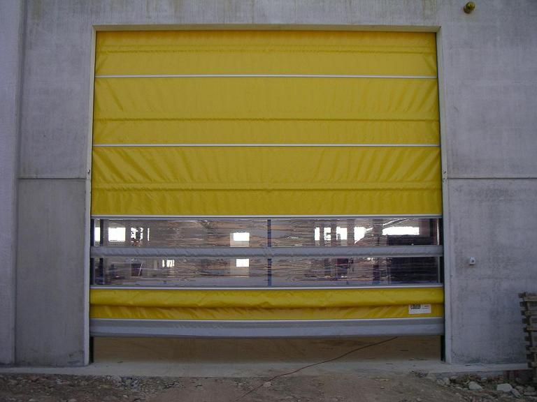 porta rapida industriale gialla con finestrature