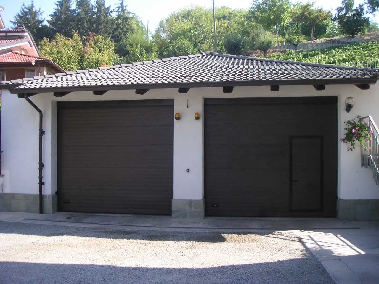 portoni sezionali residenziali per garage con porta d'ingresso