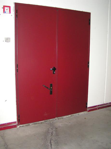 porta d'ingresso industriale rossa con maniglia