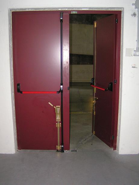 porta d'ingresso rossa con maniglia antipanico