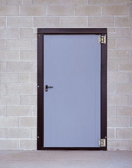 porta d'ingresso grigia con maniglia