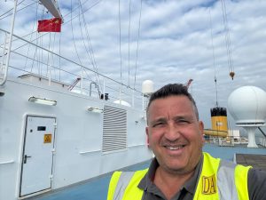 uno dei nostri tecnici durante la manutenzione delle porte automatiche della Costa Serena