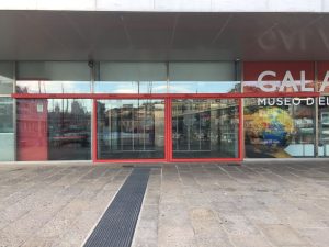 porte automatiche per l'ingresso al Galata Museo del Mare di Genova - vista frontale