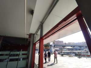 porte automatiche per l'ingresso al Galata Museo del Mare di Genova - dettagli in tinta rossa