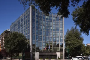 immagine di un edificio a più piani con bandiera italiana e bandiera europea