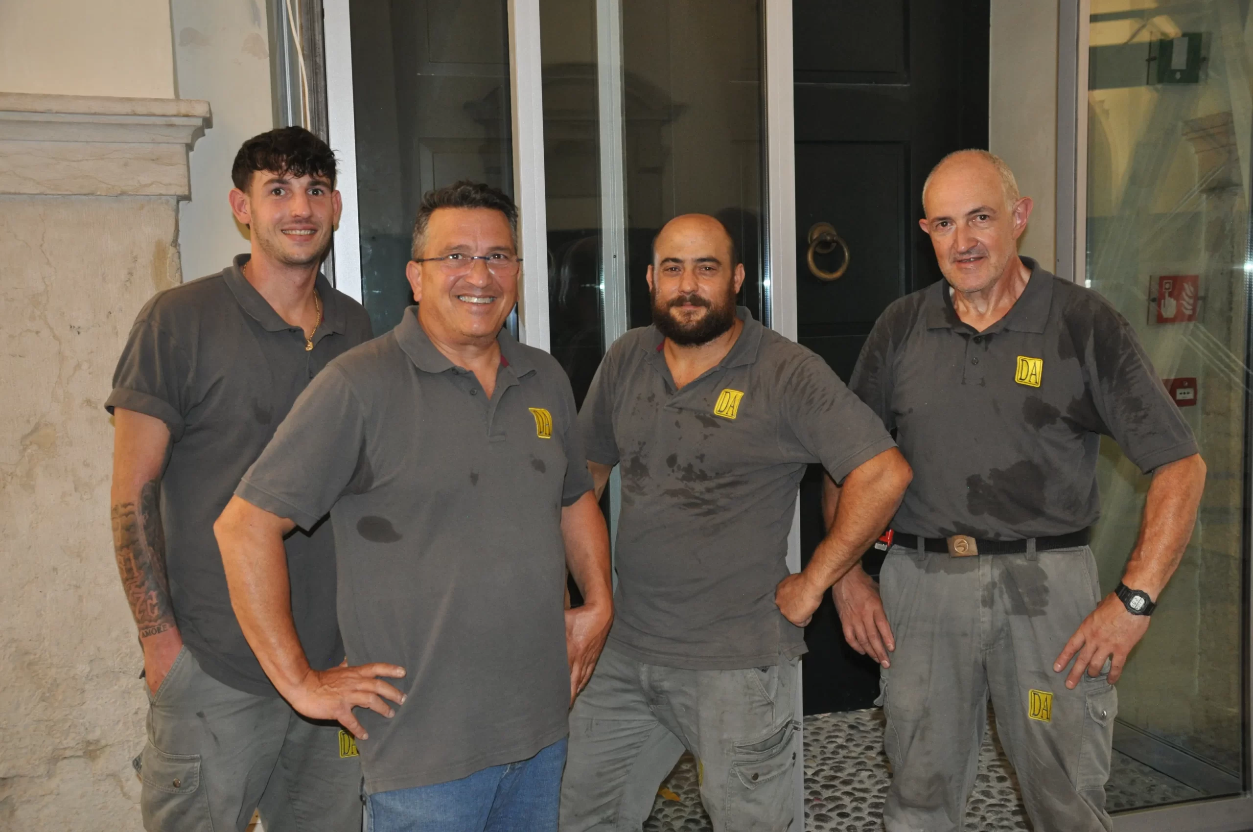 Squadra D.A. TECH durante la posa della bussola automatica - Luglio 2026 - temperatura 40°