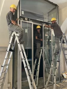 Tecnici D.A. TECH durante le regolazioni delle ante e degli automatismi della porta