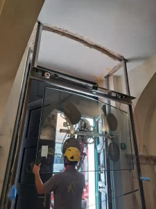 Posa del vetro sopraluce della bussola automatica a Palazzo Trentini