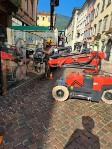 Tecnici D.A. TECH durante l’installazione della bussola automatica