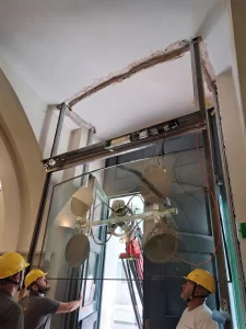 Installazione del sopraluce in vetro della bussola automatica
