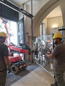 Tecnici D.A. TECH durante la posa del sopraluce della bussola automatica