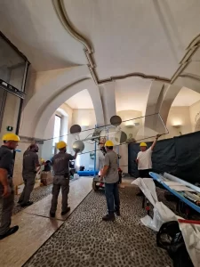 Movimentazione dei vetri laterali della bussola automatica alti 4,5 metri