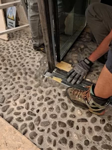 Movimentazione dei vetri per la bussola automatica
