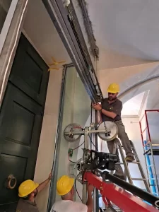Delicato montaggio dei vetri laterali alti 4,5 m