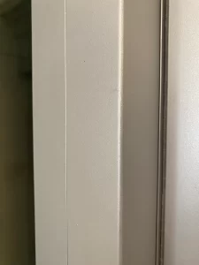 Dettaglio della bussola automatica in vetro a Palazzo Trentini: struttura portante in acciaio con uno spessore di 4 mm