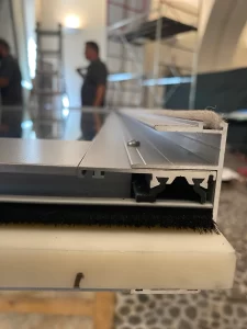 Dettaglio della bussola automatica in vetro a Palazzo Trentini: sulla parte superiore e sui lati verticali sono state inserite una doppia F per impedire il passaggio diretto dell’aria