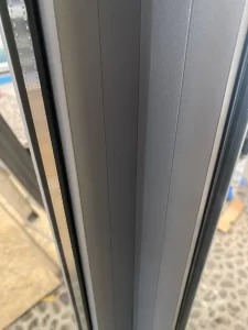 Dettaglio della bussola automatica in vetro a Palazzo Trentini: la perfezione dei serramenti
