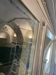 Dettaglio: sulla parte superiore e sui lati verticali sono state inserite una doppia F per impedire il passaggio diretto dell’aria