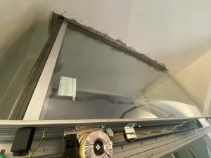 Dettaglio del sopraluce incassato nel soffitto della bussola automatica