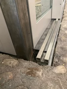 Dettaglio della guida inferiore della bussola automatica incassata nel pavimento, prima delle finiture edili