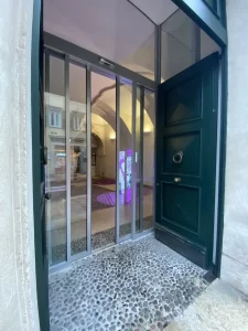 Ingresso con porta automatica in vetro installata a Palazzo Trentini