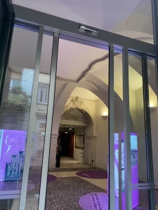 Porta automatica ridondante installata a Palazzo Trentini: la visione dell'atrio storico interno