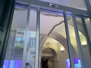Bussola con porta automatica completata all’ingresso di Palazzo Trentini