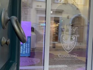 Dettaglio dell'incisione sul vetro della bussola automatica in vetro a Palazzo Trentini