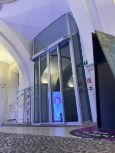 Porta automatica scorrevole con automazione ridondante in vetro installata a Palazzo Trentini