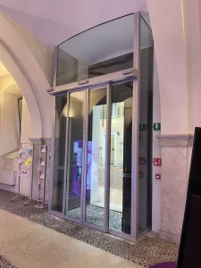 Porta automatica in vetro installata a Palazzo Trentini